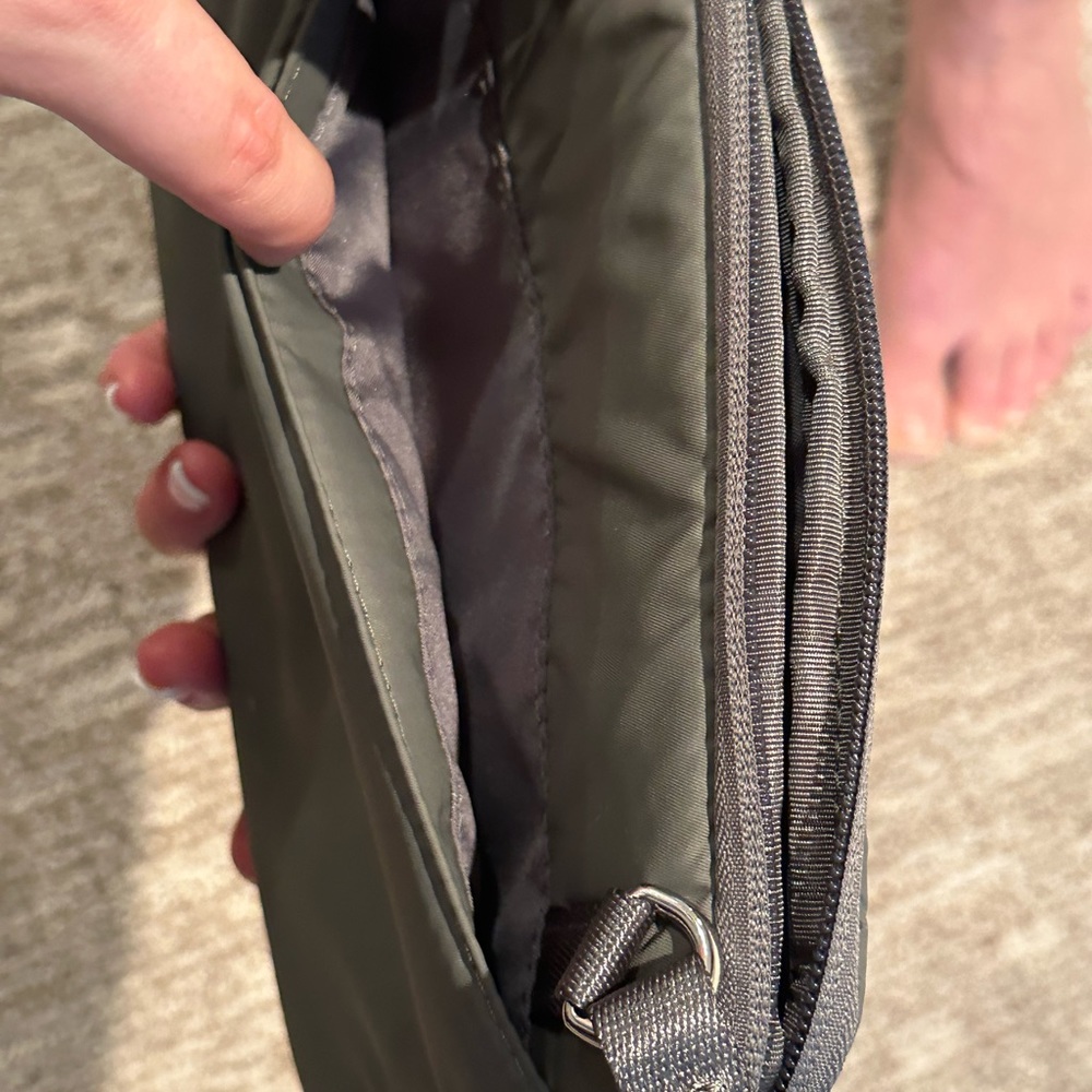 LULULEMON: Crossbody wallet bag. Olive green! - Picture 5 of 6